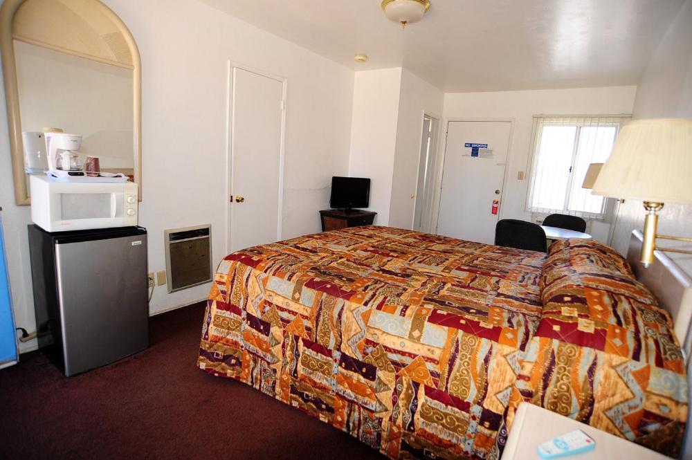 Queen Room - Non-Smoking interior